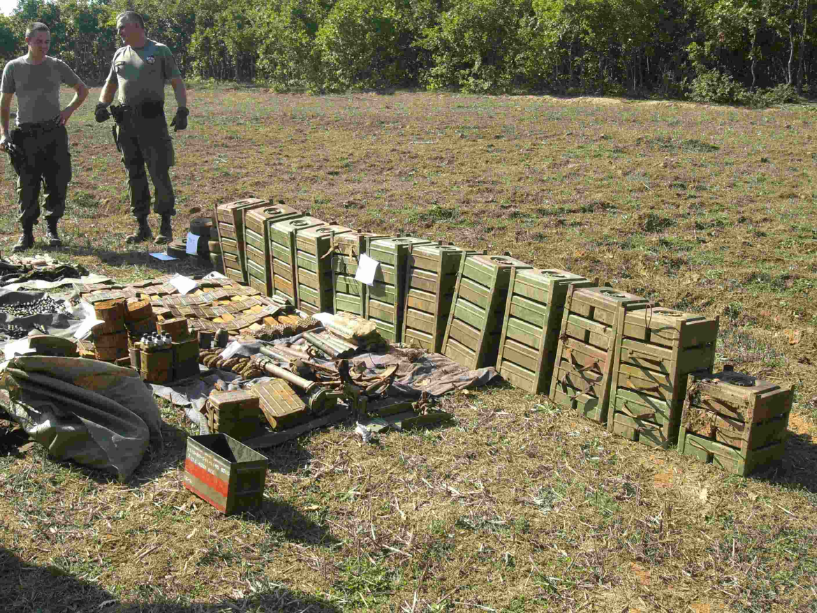 In Burg stahlen Unbekannte rund 20.000 Schuss Munition der Bundeswehr aus einem unbewachten Fahrzeug, Details vom Ministerium zurückhaltend.
