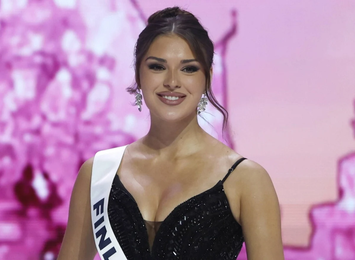 Sarah Dzafce wird Miss-Finland-Titel aberkannt, nachdem ein Foto mit rassistischer Geste auf Social Media für Empörung sorgte.