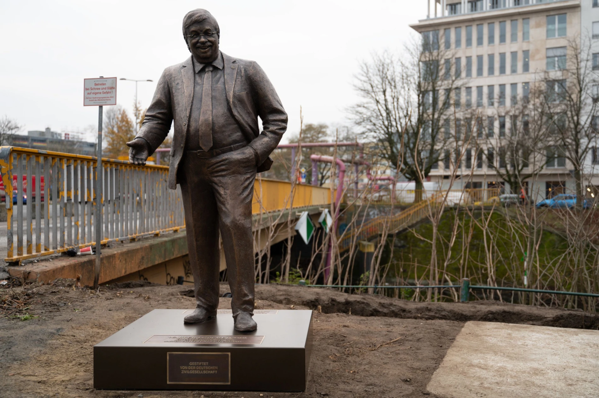 Das Zentrum für Politische Schönheit errichtete eine Statue von Walter Lübcke vor der CDU-Zentrale, um an Demokratie und Verantwortung zu erinnern.