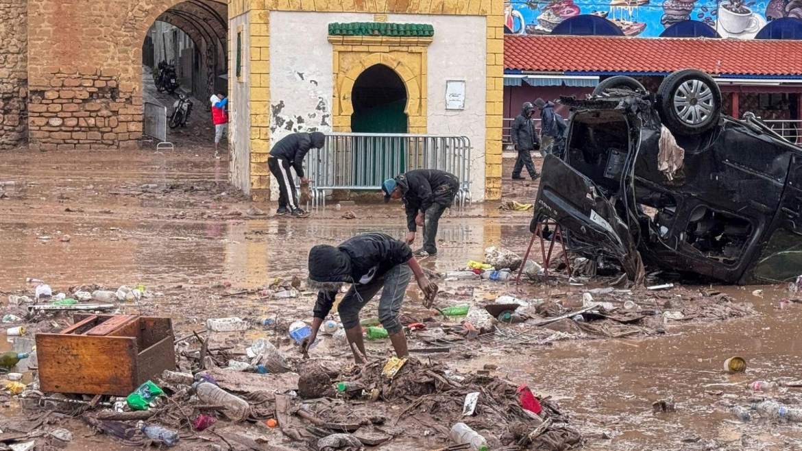 Bei Überschwemmungen in Marokko starben mindestens 37 Menschen, viele verletzt. Weitere Regenfälle werden erwartet, Safi und Fès besonders betroffen.