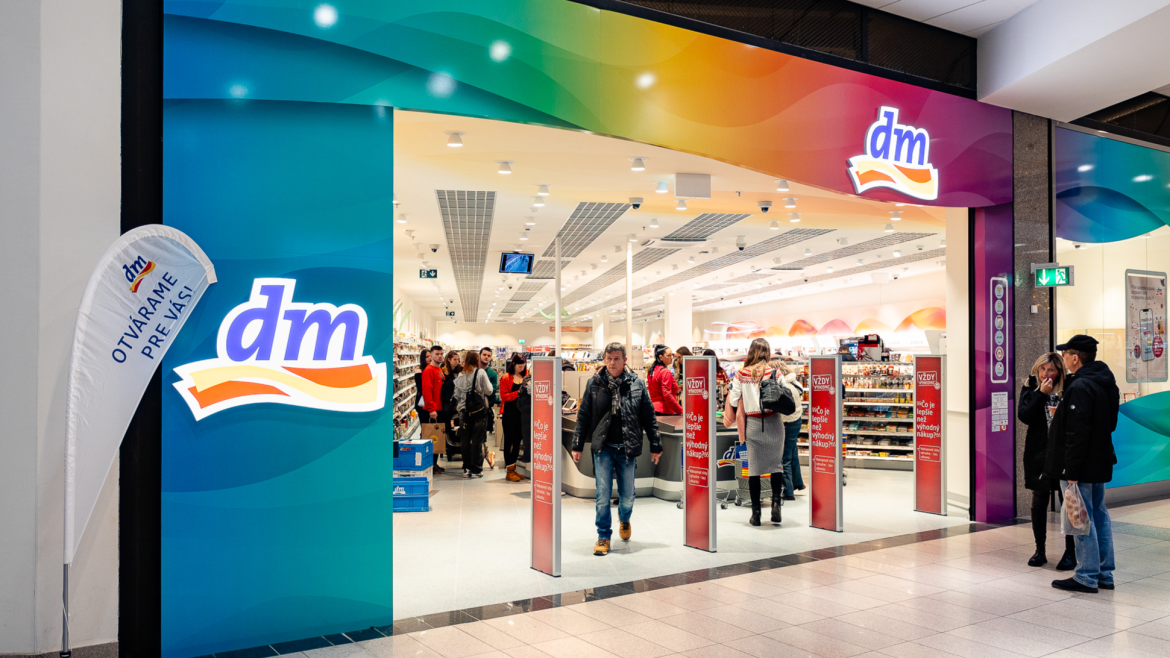 Ab 16. Dezember 2025 bietet dm über „dm-med“ rund 2500 rezeptfreie Medikamente und 1000 Hautkosmetikprodukte online an.