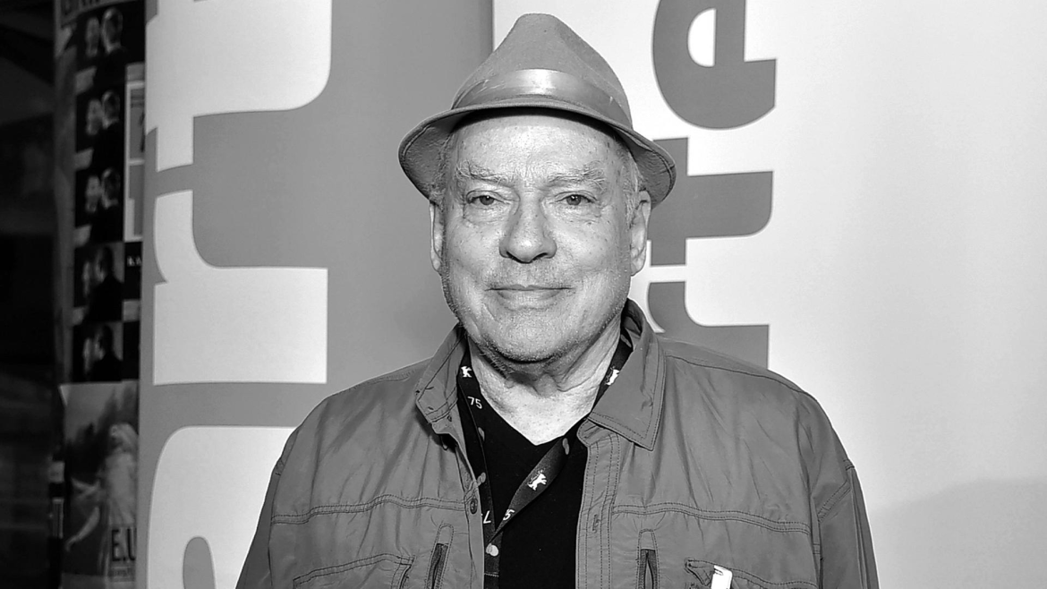 Rosa von Praunheim, Regisseur und LGBTQ+-Aktivist, ist mit 83 Jahren verstorben. Sein Werk prägte das Kino und die Schwulenbewegung in Deutschland.