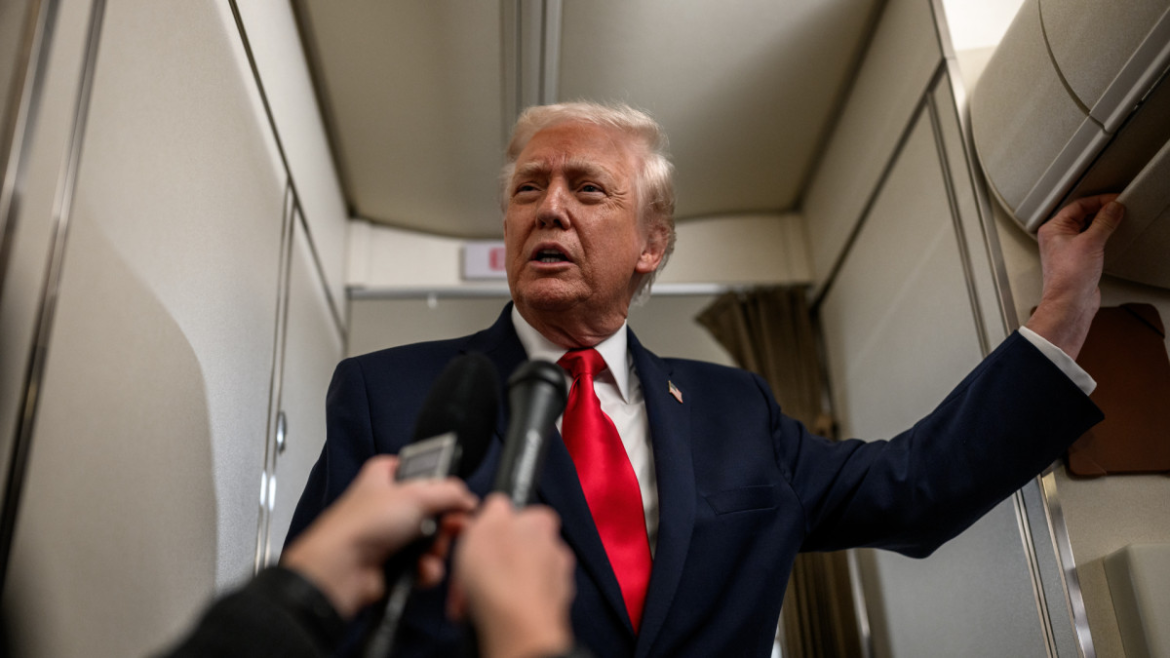 US-Präsident Trump kritisiert Biden, lobt seine ersten elf Monate und kündigt Bonus für Militär an. Alle Details zur Rede im Weißen Haus.