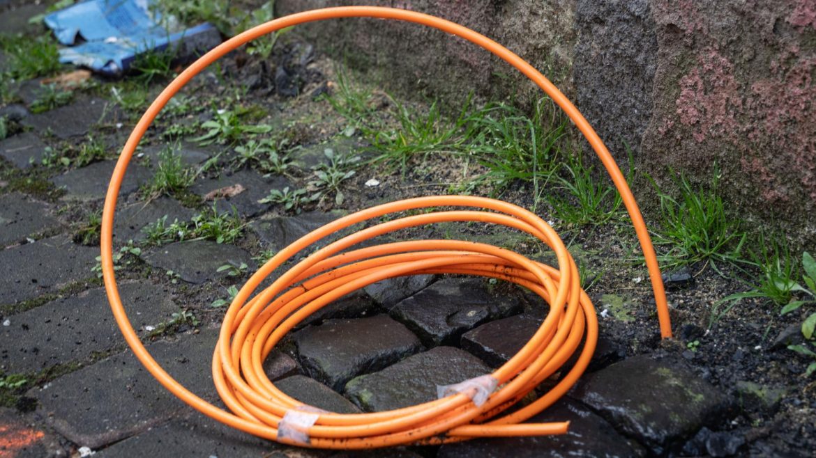 Der Bundesgerichtshof stärkt Rechte von Glasfaser-Kunden: Vertragslaufzeiten beginnen mit Vertragsschluss, nicht erst bei Freischaltung des Anschlusses.