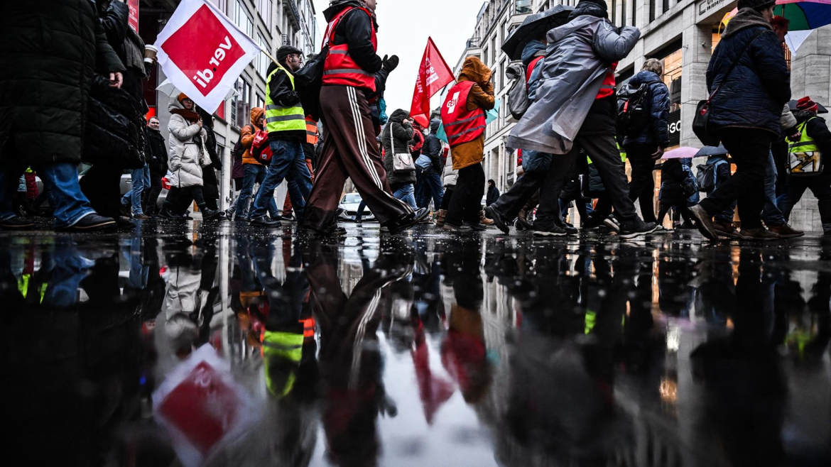 Massive Warnstreiks im öffentlichen Dienst: Kliniken, Kitas und Ämter betroffen, ver.di und dbb fordern 7% mehr Lohn für 920.000 Beschäftigte.