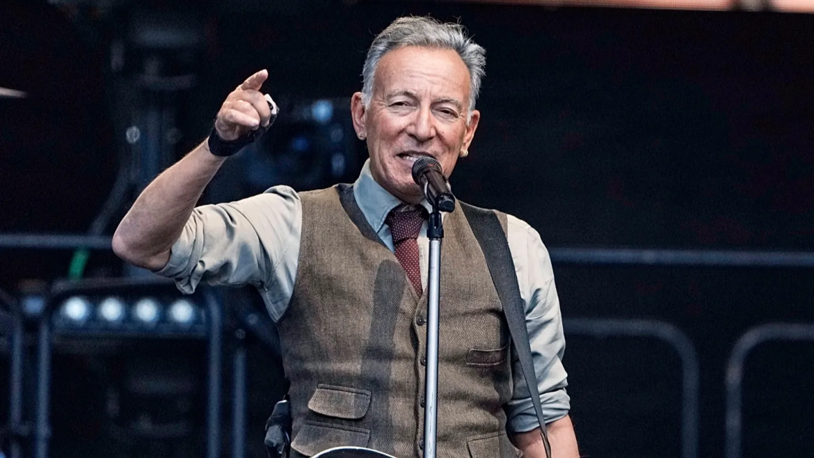 Bruce Springsteen kritisiert US-Regierung und ICE bei Überraschungsauftritt in New Jersey, widmet Song Opfer von Polizeigewalt und äußert politische Sorgen.