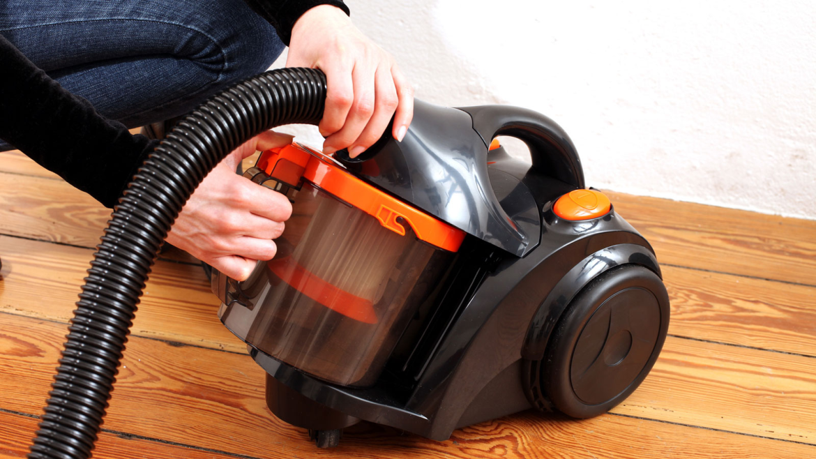 Staubsauger reinigen: Erfahren Sie die besten Tipps für Filter, Düsen und Schläuche, um die Saugkraft zu erhalten und die Lebensdauer Ihres Geräts zu verlängern.