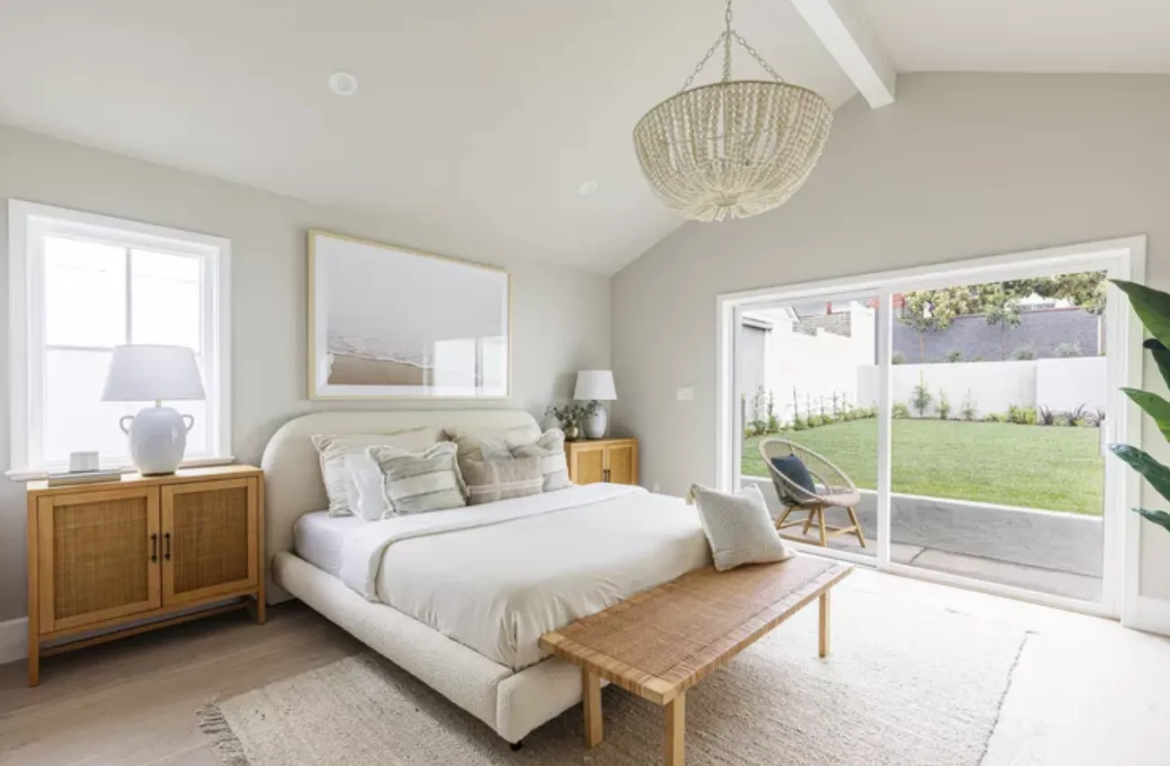 Das Bett nach Feng Shui aufstellen für erholsamen Schlaf. Erfahren Sie die wichtigsten Regeln zur Platzierung, Tipps gegen Energiestau und wie Sie Ihr Zimmer optimieren.