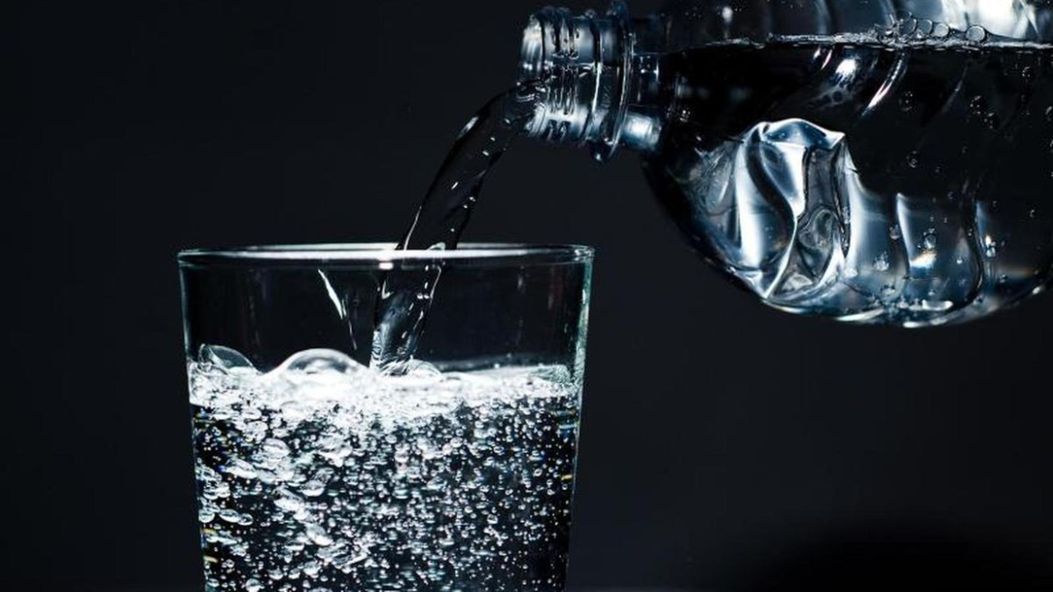 Kann man Sprudelwasser beim Training trinken: Auswirkungen auf die Leistung und Magenverträglichkeit. Tipps für deutsche Sportler zur Wahl zwischen Sprudel und stillem Wasser.