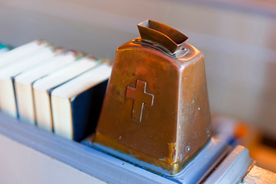 Kirchensteuer in Deutschland legal vermeiden. Erfahren Sie, wie der Kirchenaustritt beim Standesamt funktioniert, was er kostet und wie viel Netto-Gehalt Sie sparen.