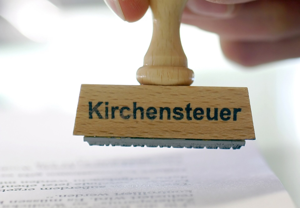 Was ist die Kirchensteuer in Deutschland 2026: wie man legal austritt und hunderte Euro spart