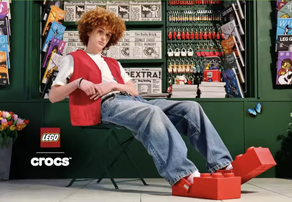 LEGO und Crocs präsentieren den Brick Clog am 16. Februar 2026. Preis ca. 150 $, Minifigur inklusive. Limitierte Edition für Fans und Sammler.