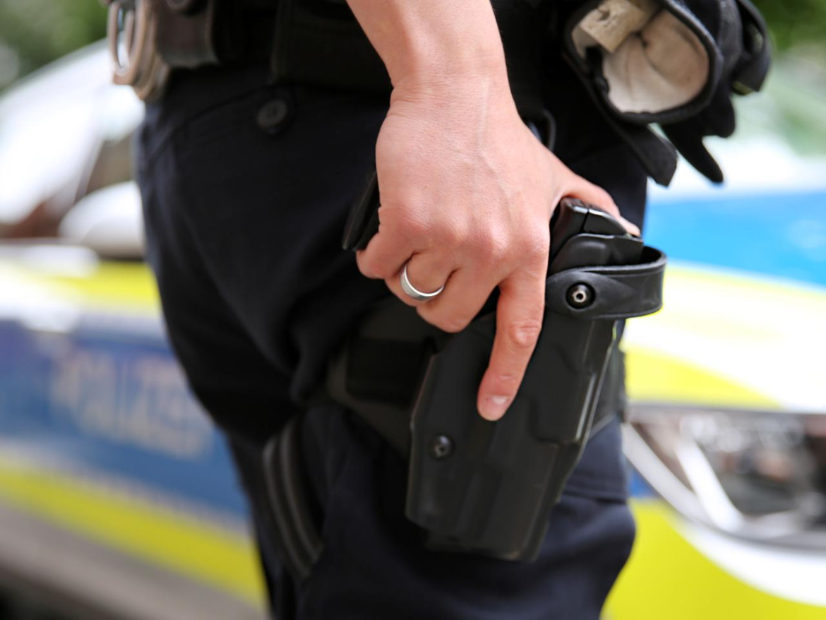 Heftiger Streit in Ahrensbök endet mit Schussverletzung eines 33-Jährigen; Polizei prüft Rocker-Milieu, Zeugen werden gebeten, sich zu melden.