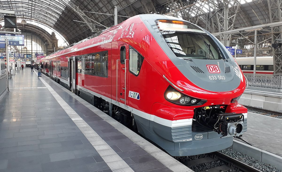 Deutsche Bahn Entschädigung 2026 beantragen. Erfahren Sie, wie Sie bei einer Stunde Zugverspätung 25% Fahrpreis online über die App oder Webseite zurückerhalten.