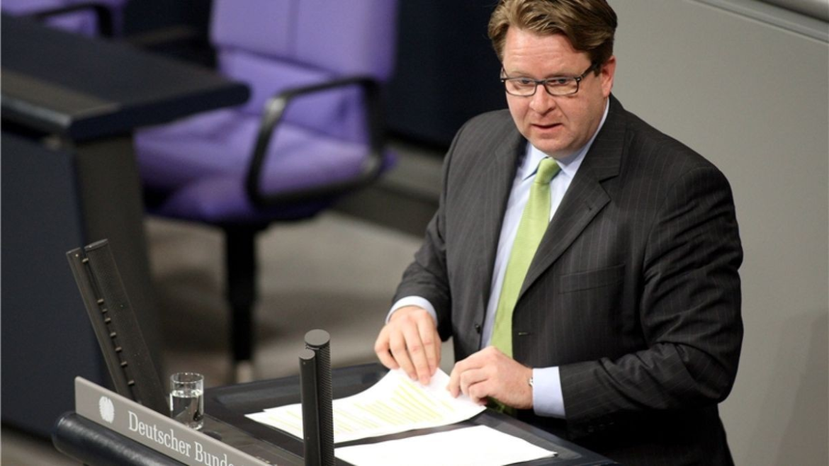CDU-Politiker Carsten Müller fotografiert bettelnden Mann in teurer Kleidung am Kölner Hauptbahnhof – Kritik und hitzige Diskussion in sozialen Medien.