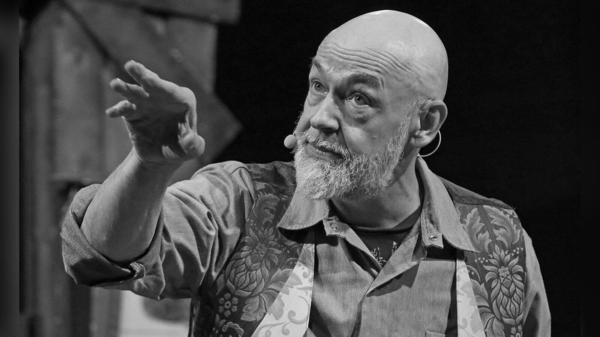 Gerd Knebel, bekannt als Badesalz-Komiker, stirbt nach schwerer Krankheit im Alter von 72 Jahren. Sein Wirken prägte die hessische und deutsche Comedy.