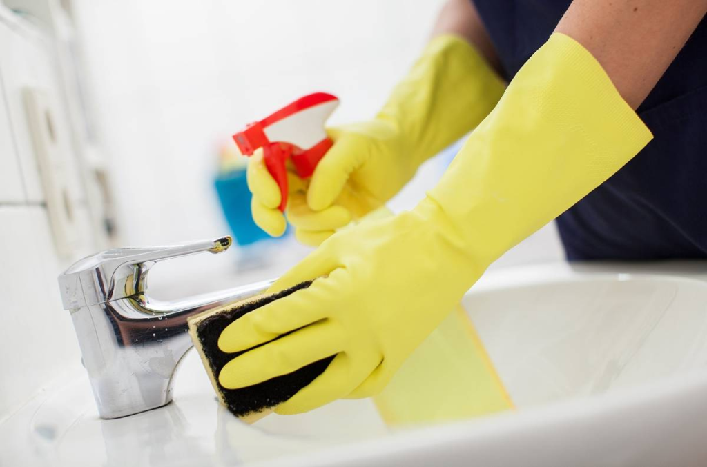 Putzhilfe offiziell anmelden in Deutschland 2026: Kosten pro Stunde und Steuervorteile