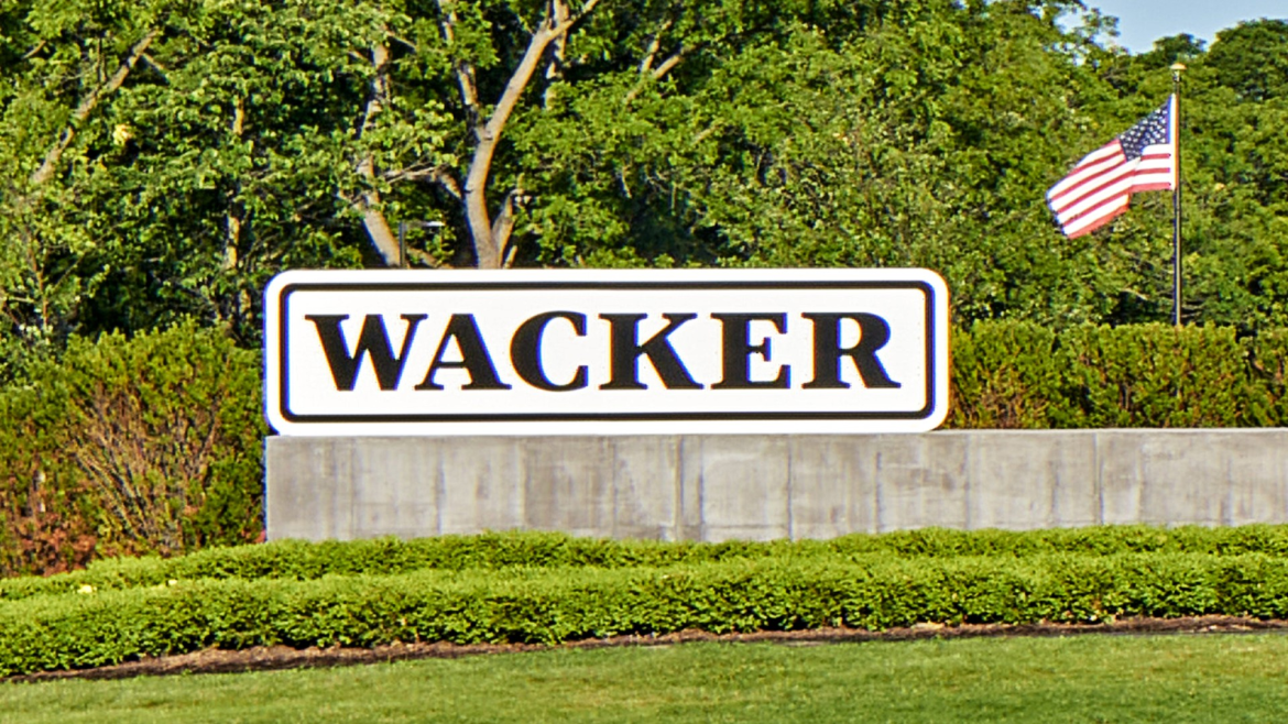 Wacker Chemie erleidet 2025 Rekordverlust von 800 Mio. € durch schwache Nachfrage, Wertberichtigungen und hohe Kosten, Standorte Burghausen und Nünchritz betroffen.