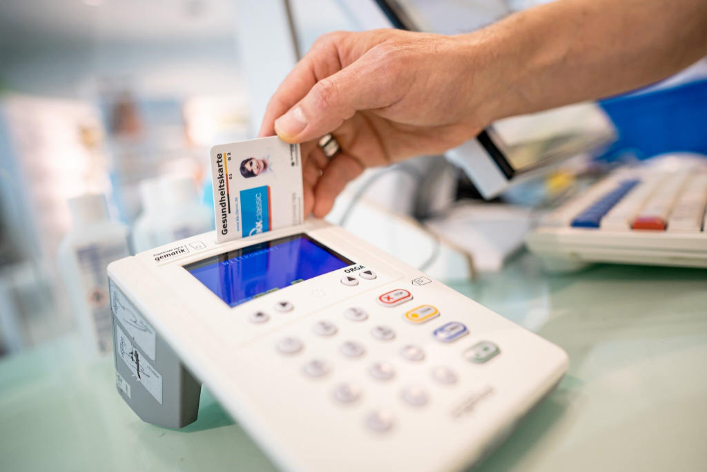Das e-Rezept in Deutschland 2026: wie man es einfach mit Karte oder Code in der Apotheke einlöst