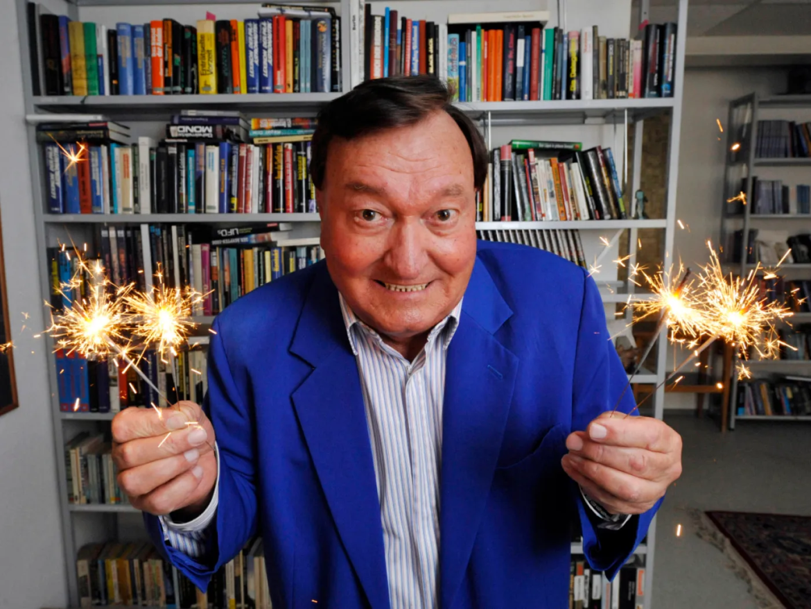 Erich von Däniken, Schweizer Bestsellerautor, bekannt für seine außerirdischen Theorien, ist nach kurzem Krankenhausaufenthalt im Alter von 90 Jahren gestorben.