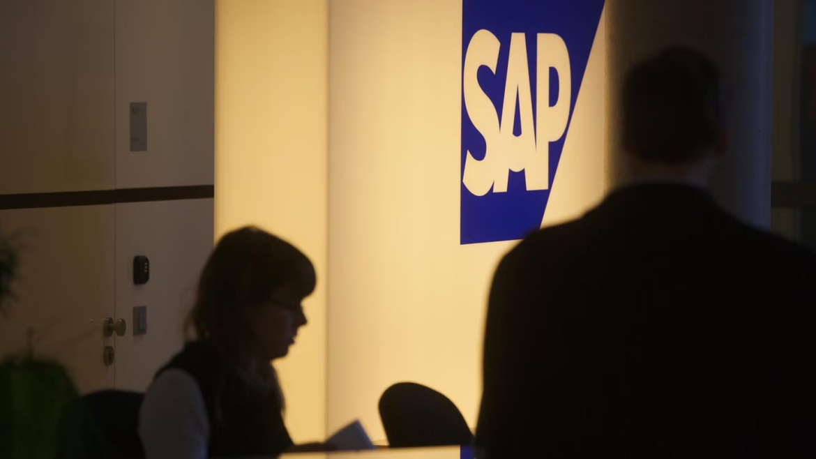 SAP-Zahlen, Iran-Spannungen und gemischte US-Tech-Bilanzen belasten den DAX. Fed lässt Zinsen unverändert, Investoren bleiben vorsichtig.