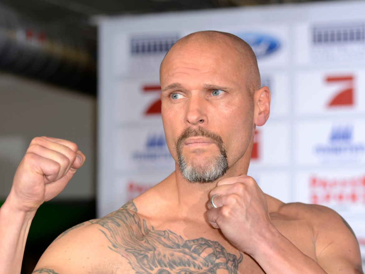 Ex-Fußballer Thorsten Legat verletzt sich beim Training für TV Total Turmspringen erneut, Ersatz springt ein, Gewinner des Abends stehen fest.