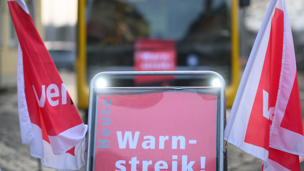 Verdi ruft in Thüringen zu Warnstreiks im Nahverkehr auf: Busse, Bahnen und Schülerverkehr am Montag stark eingeschränkt. Alle Details zu betroffenen Städten.