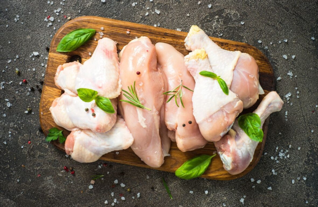 Hühnchen waschen vor dem Kochen: warum diese Küchengewohnheit Ihre Gesundheit gefährdet