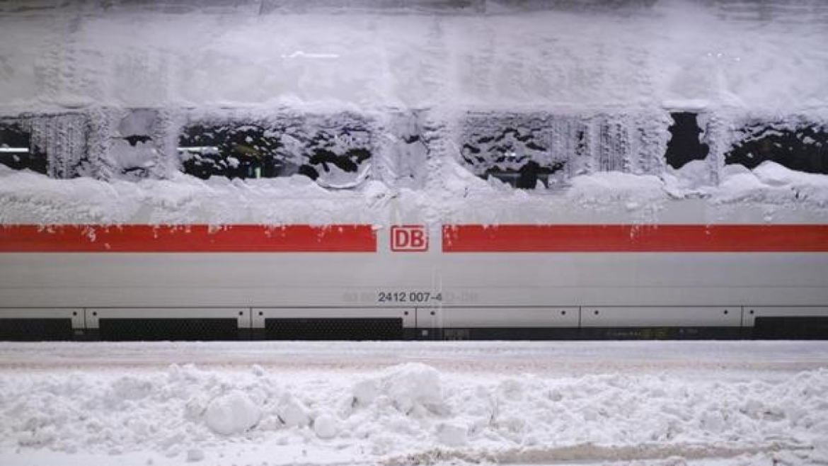 Tauwetter, überfrierende Nässe und Eis sorgen in Hamburg für Staus, S-Bahn-Ausfälle und Feuerwehr-Einsätze.