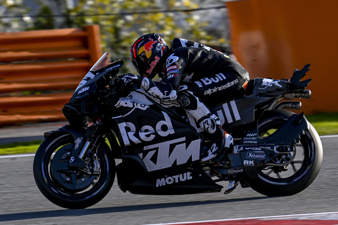 KTM kündigt Abbau von 500 Stellen an, darunter Führungskräfte, um Kosten zu senken und die Struktur nach Insolvenz 2024 neu zu ordnen.