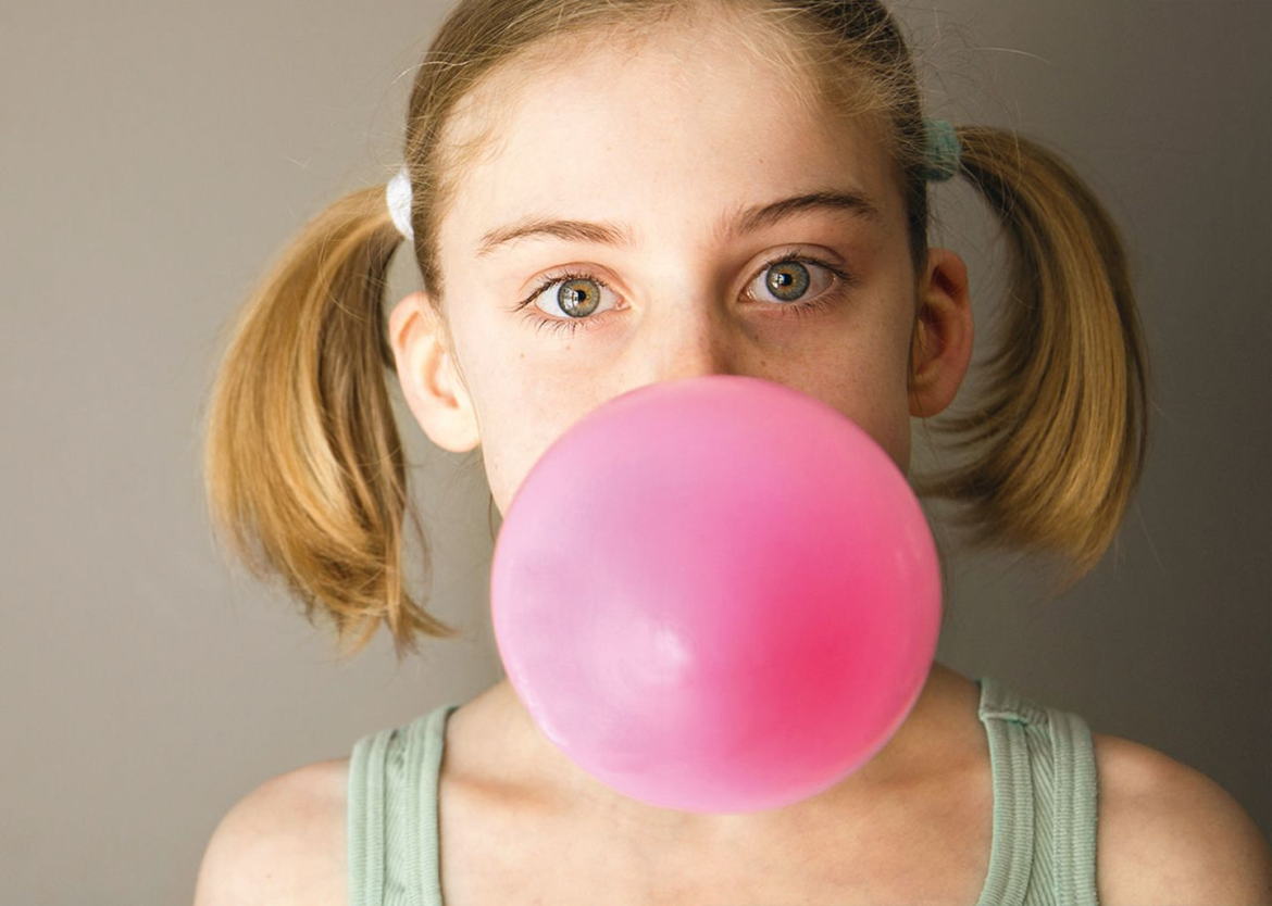 Kaugummi schlucken: Erfahren Sie die Wahrheit über den Mythos der 7 Jahre im Magen. Experten erklären, ob das Verschlucken von Kaugummi wirklich gefährlich ist.