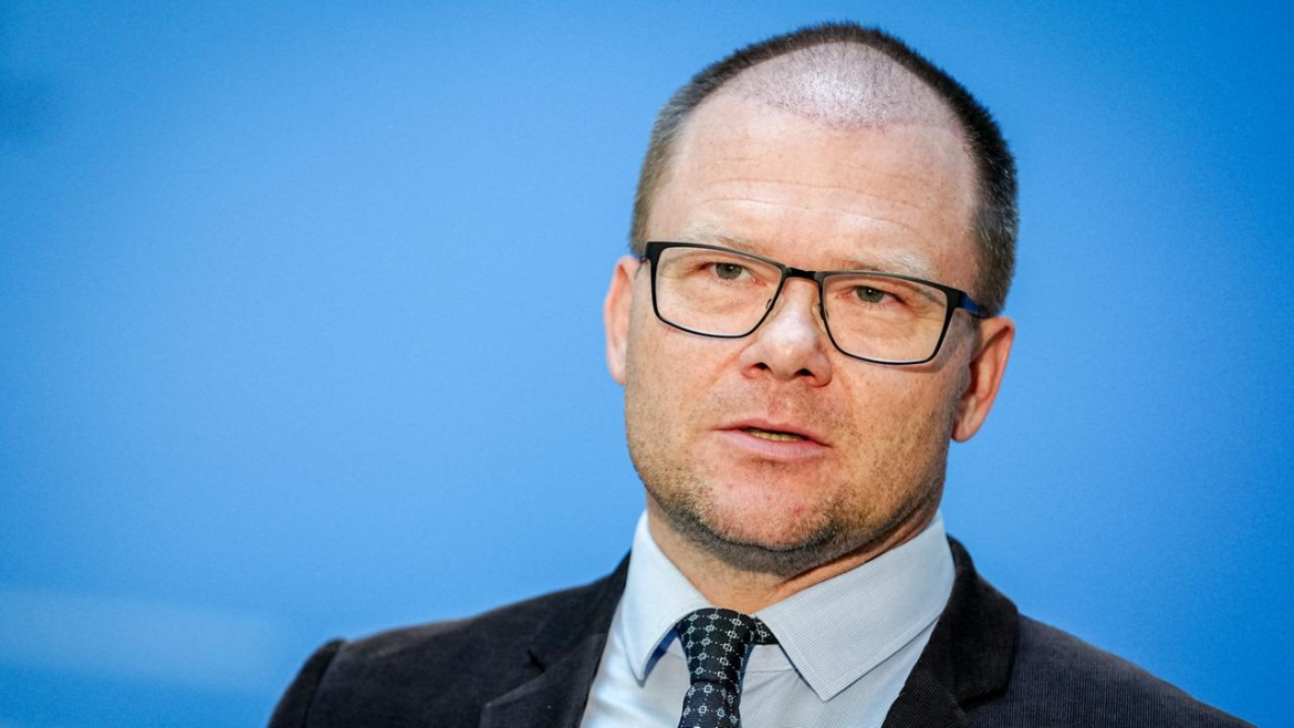 Die E-Auto-Förderung 2026 startet rückwirkend ab 1. Januar. Privatpersonen können bis zu 6000 Euro für Elektro- und Plug-In-Hybride beantragen.