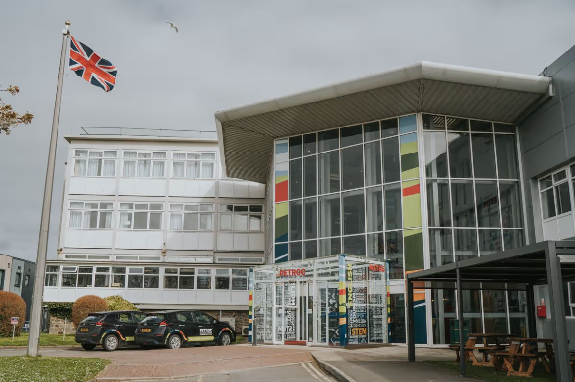 Student in Devon belästigt College-Mitarbeiter, erstellt Deepfake- und KI-Bilder; Gericht verhängt gemeinnützige Arbeit und lebenslange Kontaktverbote.