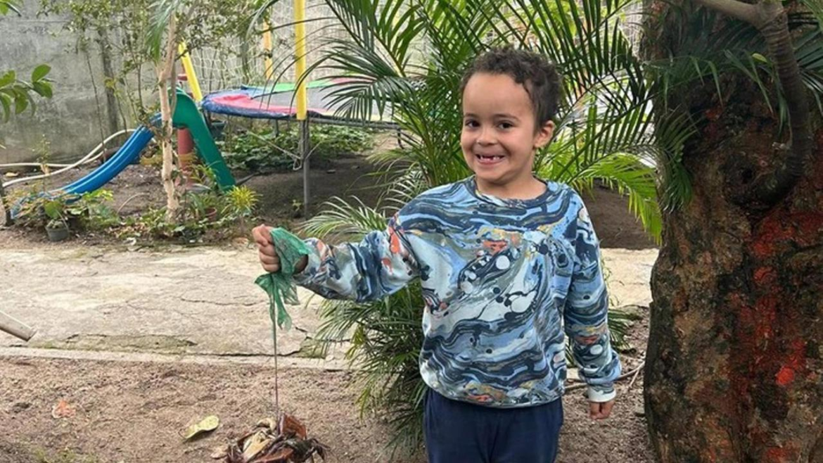 In Frankfurt wird ein achtjähriger Junge vermisst. Polizei sucht mit Hubschrauber, Booten und KI. Schulranzen nahe Schule gefunden.