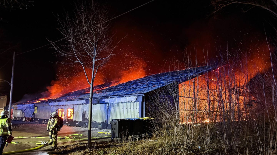 In Recklinghausen zerstört ein Großbrand eine Trampolinhalle. Feuerwehr kämpft stundenlang, Brandursache und Schadenshöhe noch unklar.