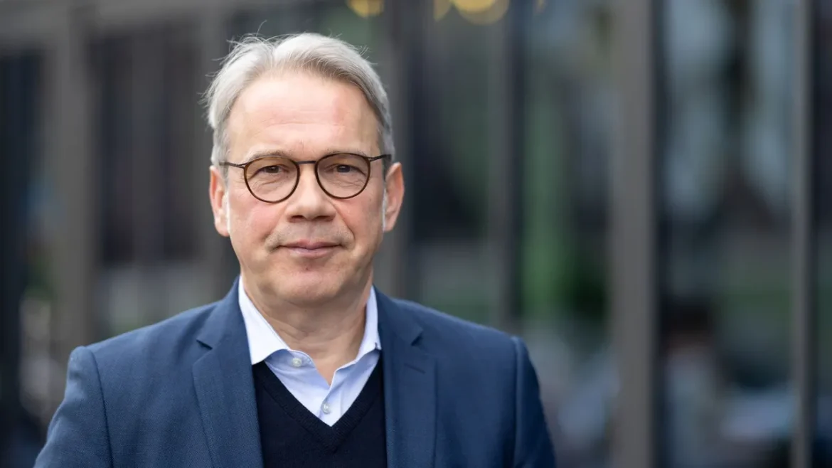 SPD fordert dauerhaftes Bleiberecht für arbeitende Migranten und Ausbildungsteilnehmer, während CSU auf Abschiebungen und Sozialreformen setzt.