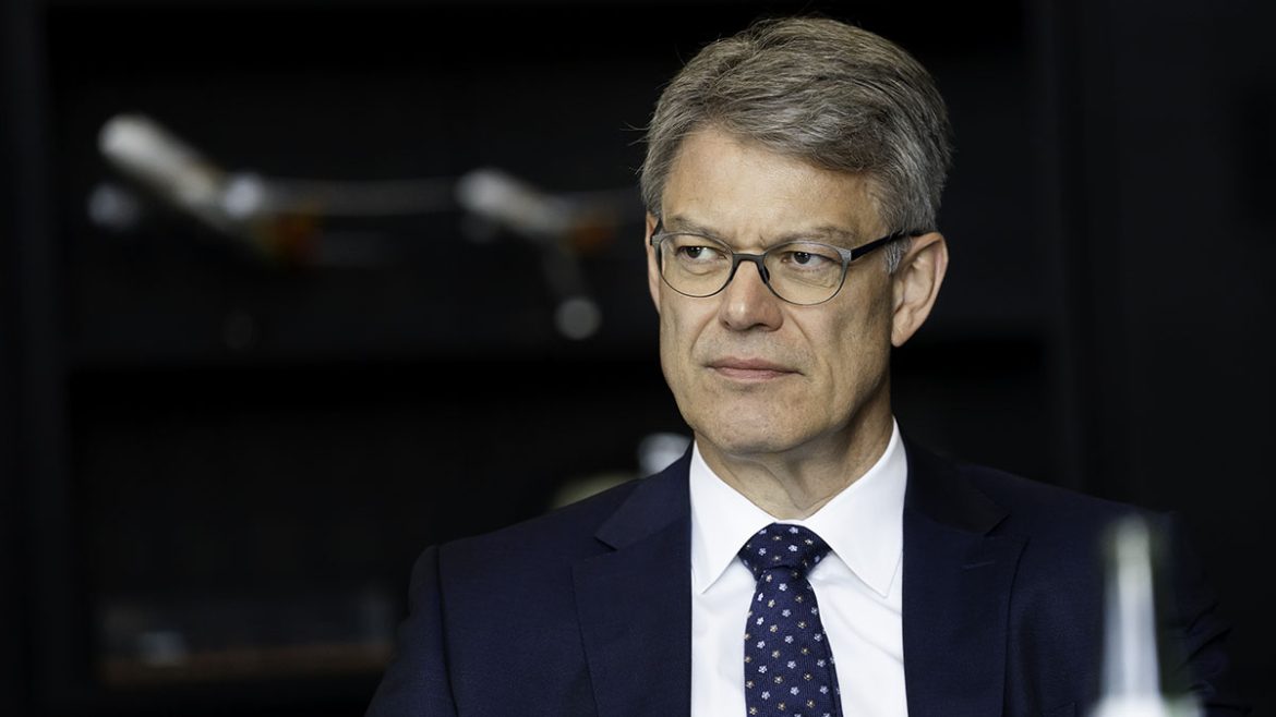 Wintersturm in Deutschland verursacht tödliche Unfälle, Schulschließungen, Flug- und Fährausfälle sowie Produktionsunterbrechungen bei VW.