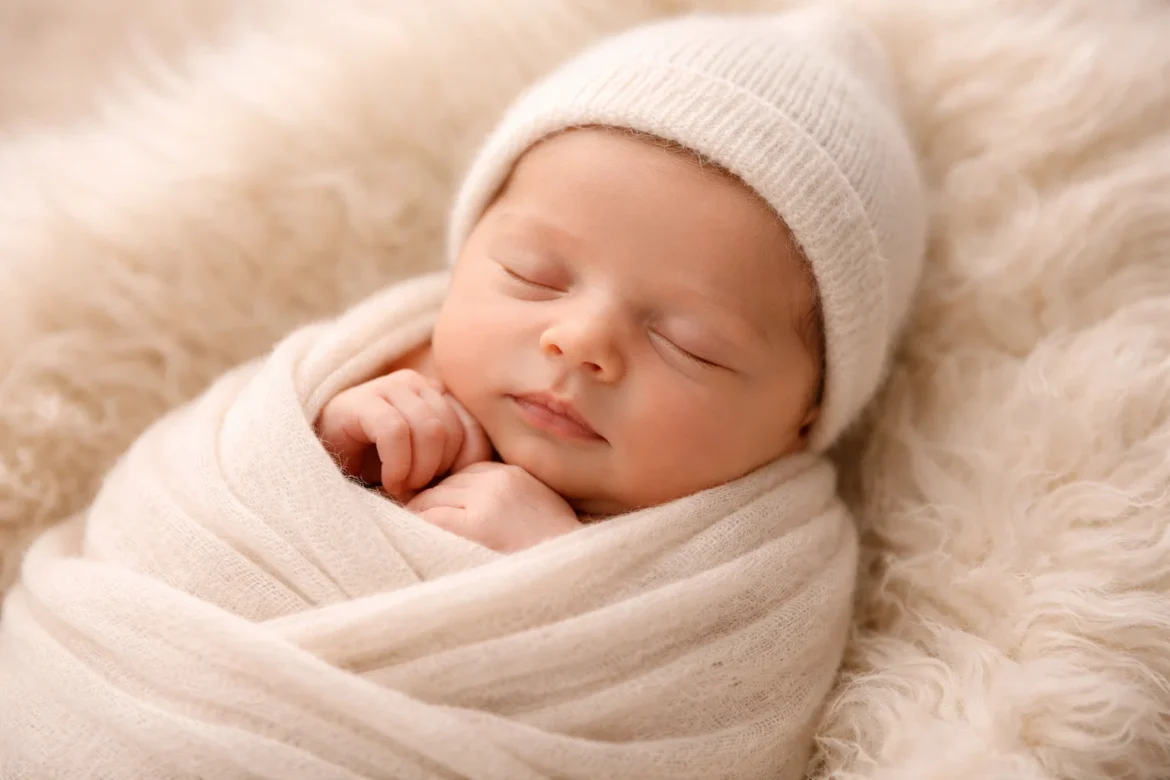 Neugeborene richtig pucken: Anleitung für besseren Babyschlaf. Erfahren Sie alles über Techniken, Sicherheit, Materialien und hilfreiche Tipps gegen den Moro Reflex.