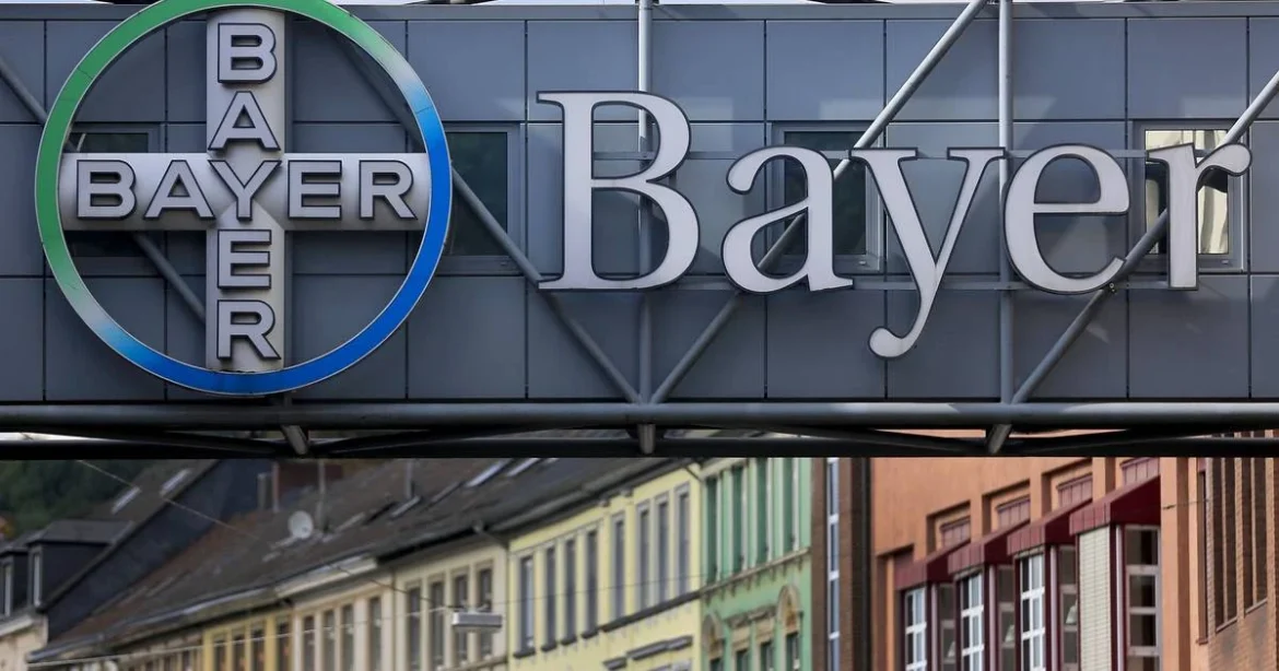 Die Bayer-Aktie steigt auf ein 52-Wochen-Hoch, getrieben von Erwartungen an ein US Supreme Court-Urteil im Glyphosat-Streit, berichten Analysten.