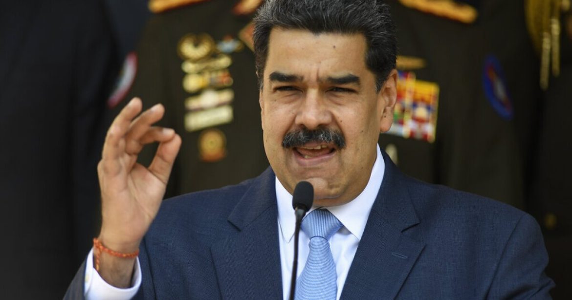 Die USA greifen Venezuela an, nehmen Präsident Maduro fest und erheben Drogen- und Waffenanklagen. Caracas erlebt schwere Explosionen und nationalen Ausnahmezustand.