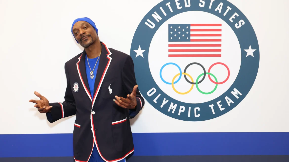Snoop Dogg trägt die Olympische Fackel durch Mailand und seine Umgebung vor der Eröffnungsfeier der Winter‑Olympischen Spiele 2026, als Teil des Fackellaufs und seiner Rolle als NBC‑Korrespondent.
