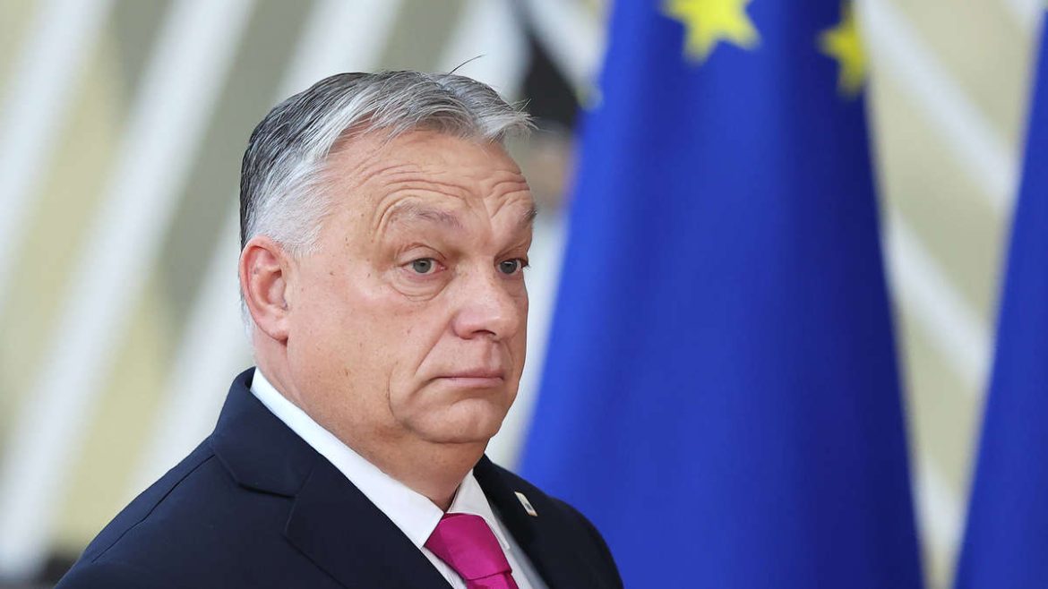 Ungarn blockiert ein 90‑Milliarden‑Euro‑EU‑Darlehen für die Ukraine, solange russisches Öl nicht wieder über die Druschba‑Pipeline geliefert wird, was die EU‑Abstimmung verzögert.