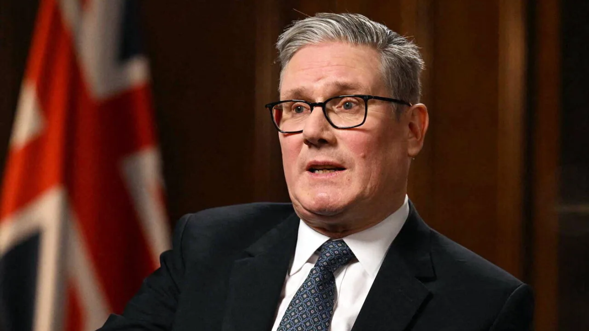 Rücktritt von Starmers Stabschef McSweeney belastet Regierung nach Epstein-Enthüllungen. Labour gerät unter Druck, neue Details zu Mandelson aufgedeckt.