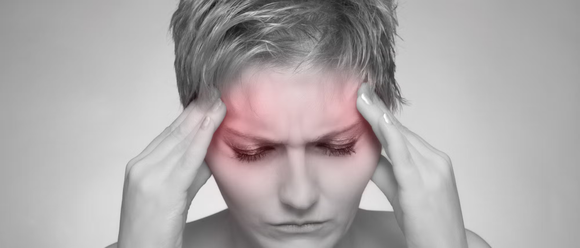 Starke Kopfschmerzen zu Hause lindern durch Pfefferminzöl, Kälte und Ruhe. Erfahren Sie alles über die richtige Dosierung von Schmerzmitteln und natürliche Alternativen.