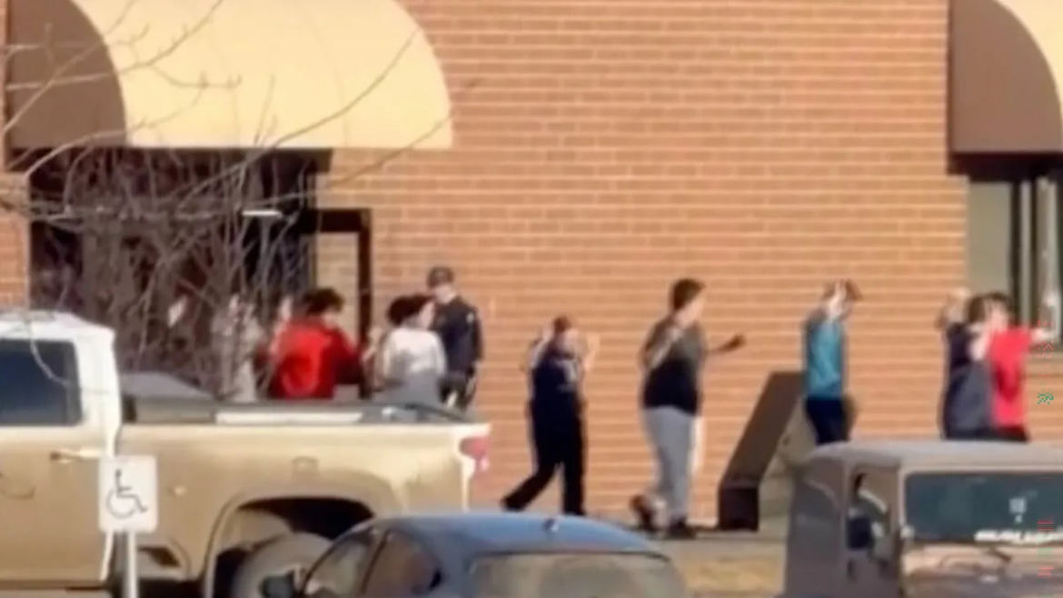 Mindestens zehn Tote bei Schusswaffenangriff an kanadischer Schule in Tumbler Ridge. Premier Carney sagt Sicherheitskonferenzreise ab, Ermittlungen laufen.