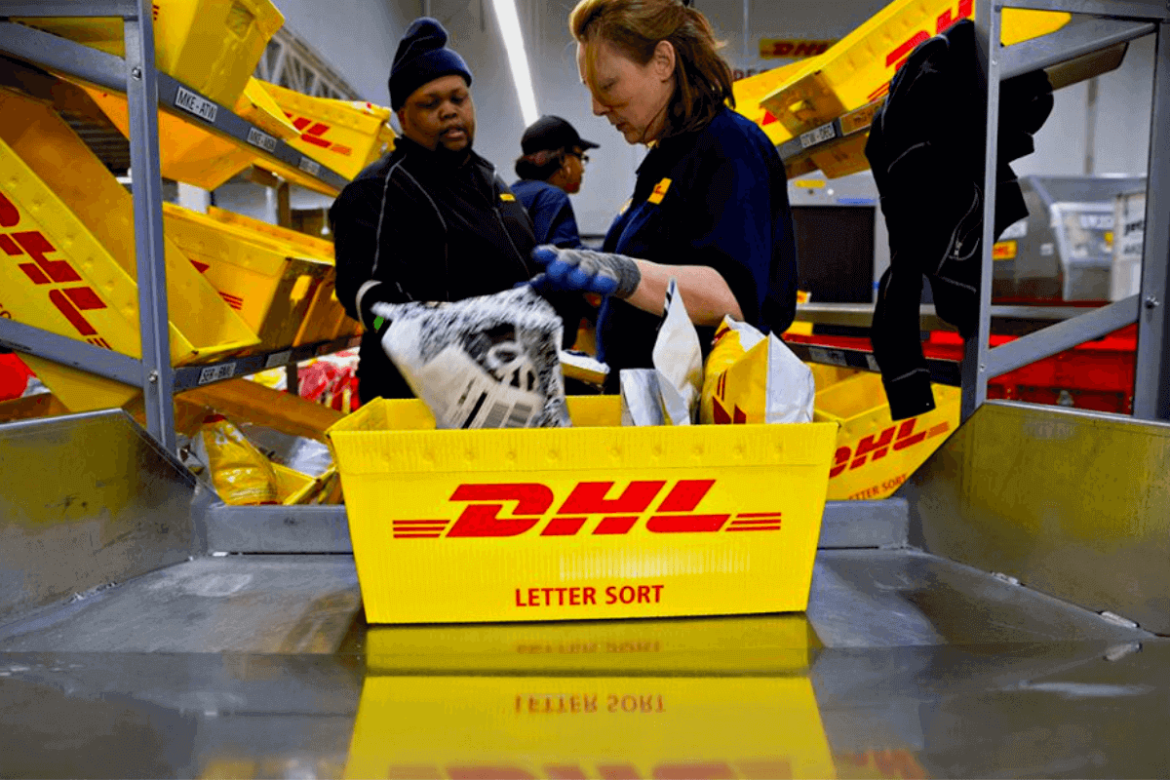 Warnungen vor gefälschten DHL-Abholscheinen verbreiten sich online, doch Faktencheck zeigt: Es handelt sich um echte Zustellbenachrichtigungen, berichten Experten.