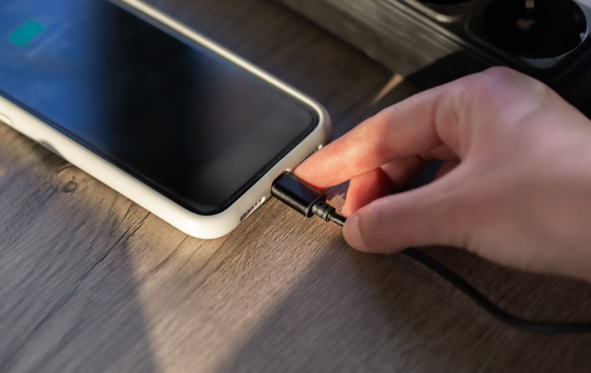 Smartphone lädt nicht mehr: Diese Tipps helfen bei defekten Kabeln, Schmutz in der Buchse oder Softwarefehlern. Schritt für Schritt Anleitung zur Fehlerbehebung.