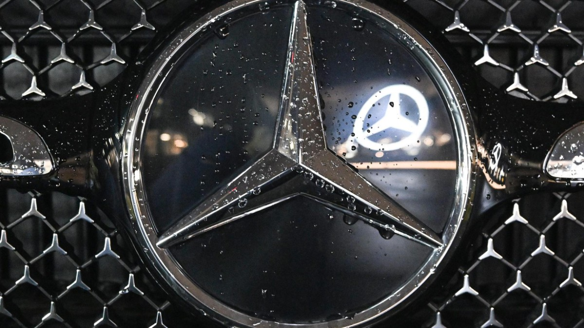 Mercedes-Benz verzeichnet 2025 einen Gewinnrückgang um 49 % durch Zölle, Wechselkurse und China-Wettbewerb. Sparprogramm soll Kosten senken und Profitabilität sichern.