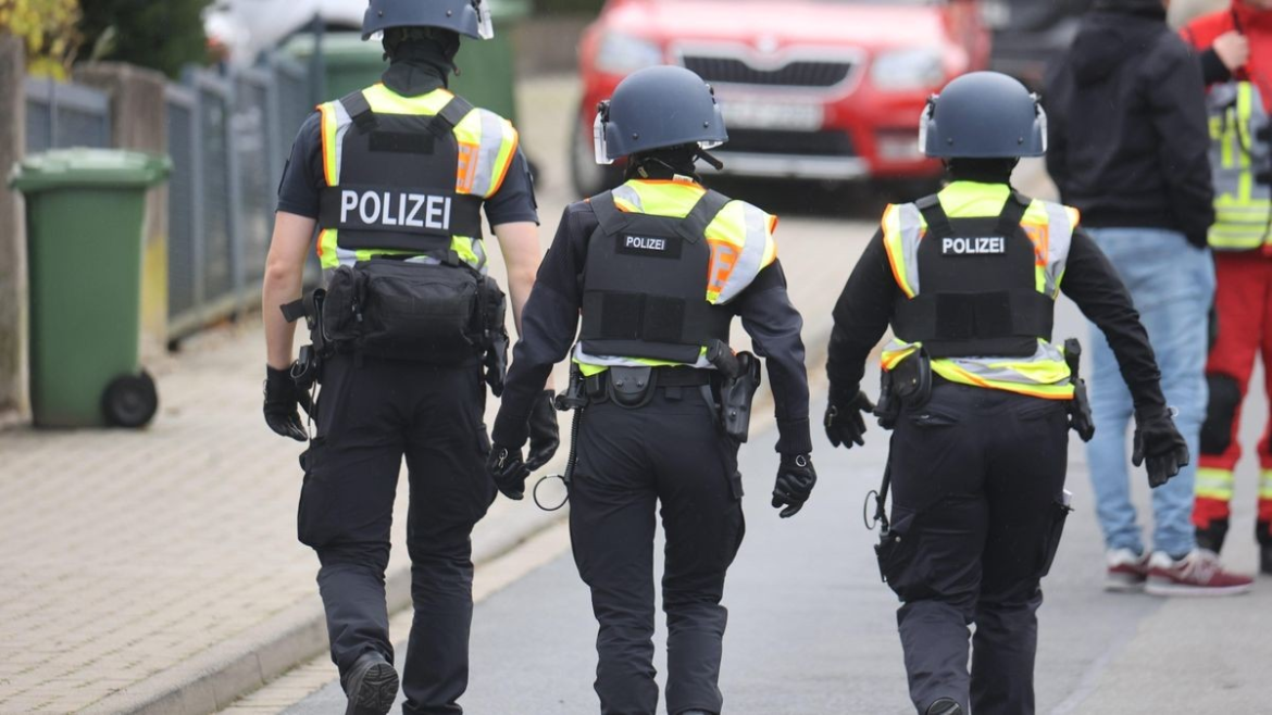 Amok-Alarm an der BBS Fredenberg in Salzgitter: Minderjähriger Verdächtiger festgenommen, Schule abgesperrt, Polizei durchsucht Klassenzimmer.