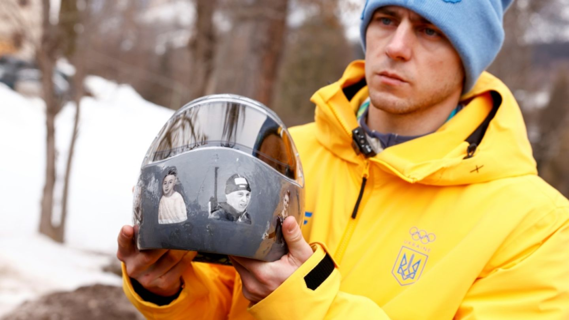 Das IOC schließt Wladyslaw Heraskewytsch von Olympia 2026 aus. Grund ist ein Helm mit Porträts gefallener ukrainischer Sportler und die Ablehnung von Kompromissen.